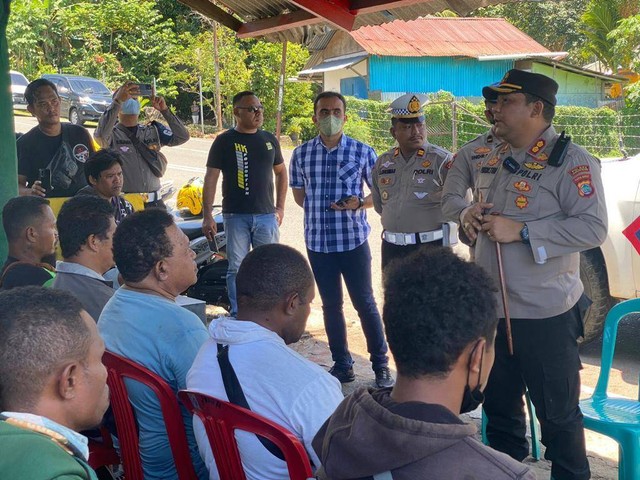 Kapolres Manokwari, di dampingi, Para Kasat Lantas, Kasat Reskrim saat memberikan arahan kepada para pejasa ojek di Amban Manokwari