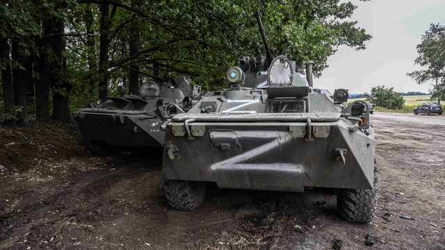 Kondisi kendaraan tempur Rusia yang ditinggalkan di Balakliya, wilayah Kharkiv, Ukraina, Sabtu (10/9/2022). Foto: Juan Barreto/AFP