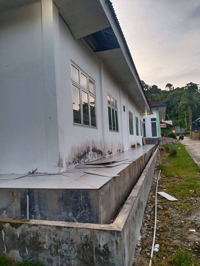 Kondisi kerusakan dan situasi terkini Puskesmas Betaet, Kecamatan Siberut Barat Daya, Kep.Mentawai setelah diguncang gempabumi M 6.1 hari ini, Minggu (11/9/2022). Foto: BPBD Kab. Kep. Mentawai