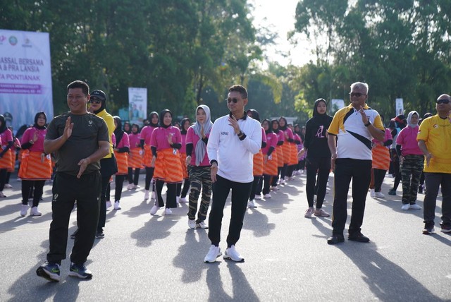 Wali Kota Pontianak Edi Rusdi Kamtono berbaur bersama masyarakat mengikuti senam massal dalam rangka peringatan Haornas Tahun 2022 di Kota Pontianak.