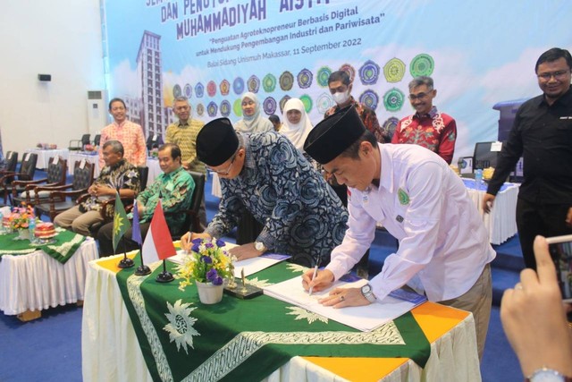 Penutupan KKN-MAs juga dirangkaikan dengan penandatanganan Nota Kesepahaman (MoU) antara Unismuh Makassar dengan beberapa perguruan tinggi Muhammadiyah dalam pengembangan Catur Dharma Perguruan Tinggi, dan implementasi Merdeka Belajar Kampus Merdeka (MBKM).