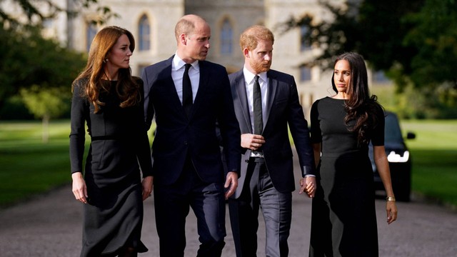Pangeran William dan Kate Middleton berjalan bersama Pangeran Harry dan Meghan Markle di Kastil Windsor, di Windsor, Inggris, Sabtu (10/9/2022). Foto: Kirsty O'Connor/PA Wire/Pool via REUTERS