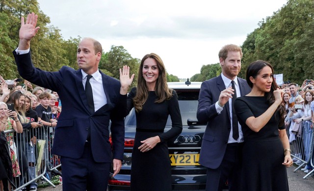Pangeran William dan Kate Middleton bersama Pangeran Harry dan Meghan Markle menyapa masyarakat di Kastil Windsor, di Windsor, Inggris, Sabtu (10/9/2022). Foto: Chris Jackson/Pool via REUTERS