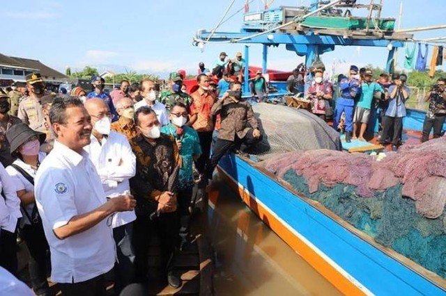 Menteri Kelautan dan Perikanan Sakti Wahyu Trenggono mengunjungi Tempat Pelelangan Ikan (TPI) Tawang di Kabupaten Kendal, Jawa Tengah, Minggu (11/9/2022). Foto: Instagram/@swtrenggono