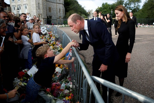 Pangeran William dan Kate Middleton menyapa seorang anak laki-laki di Kastil Windsor, di Windsor, Inggris, Sabtu (10/9/2022). Foto: Peter Nicholls/REUTERS