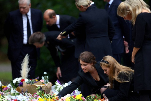 Putri Beatrice dan Putri Eugenie melihat penghormatan di luar Kastil Balmoral, setelah meninggalnya Ratu Elizabeth II di Balmoral, Skotlandia, Inggris, Sabtu (10/9/2022). Foto: Hannah McKay/REUTERS