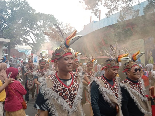 Parade peserta Karnaval Kota Malang. Foto: M Sholeh