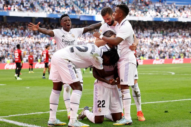Pemain Real Madrid Antonio Rudiger merayakan gol keempat mereka bersama rekan setimnya, saat hadapi RCD Mallorca di Stadion Santiago Bernabeu, Madrid, Spanyol, Minggu (11/9/2022). Foto: Susana Vera/REUTERS