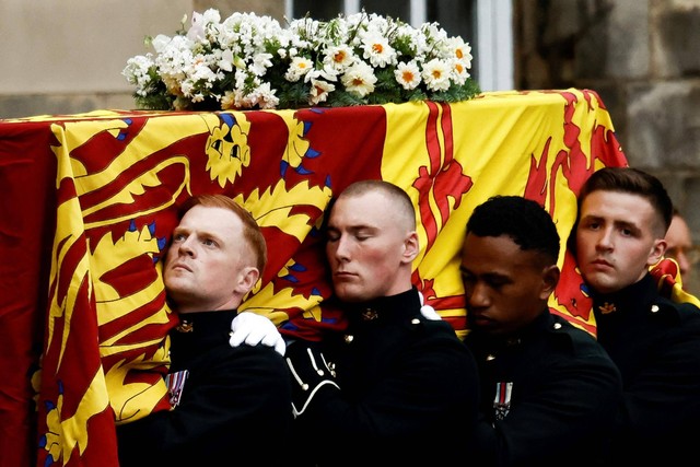 Mobil jenazah yang membawa peti mati Ratu Elizabeth II tiba di Istana Holyroodhouse di Edinburgh, Skotlandia. Foto: Alkis Konstantinidis/REUTERS
