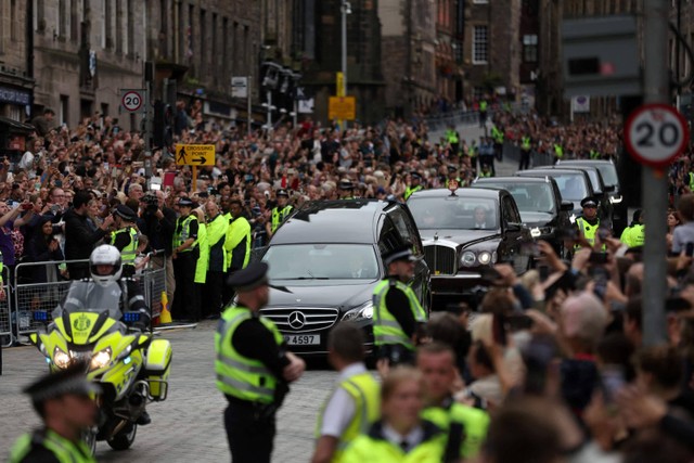 Mobil jenazah yang membawa peti mati Ratu Elizabeth II tiba di Istana Holyroodhouse di Edinburgh, Skotlandia.
 Foto: Carl Recine/REUTERS