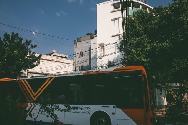 Rute Busway ke WTC Mangga Dua, Foto: Unsplash/Pradamas Gifarry.