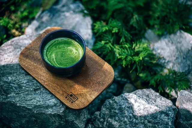 Contoh minuman alami untuk menurunkan kolesterol adalah teh hijau. Foto: Pexels.com