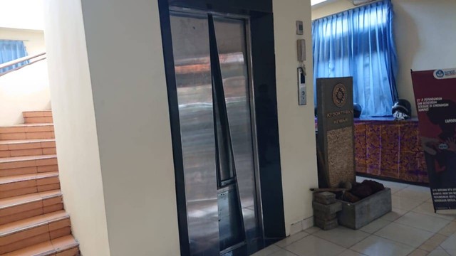 Kondisi lift di FKH Unud yang saat ini tak dipoerasikan - WIB
