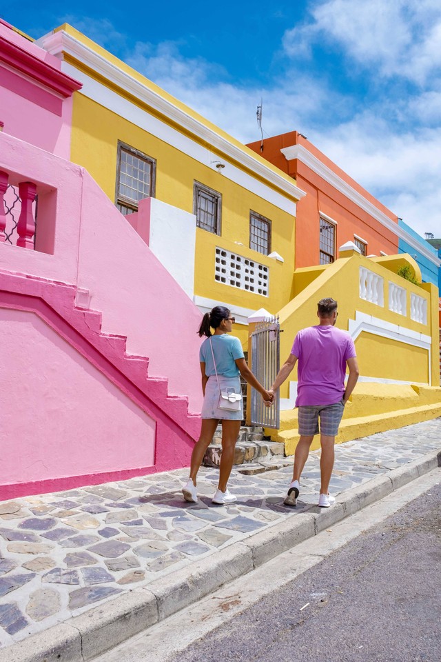 Wisatawan yang sedang berjalan-jalan di kota paling berwarna di dunia. Foto: fokke baarssen/Shutterstock