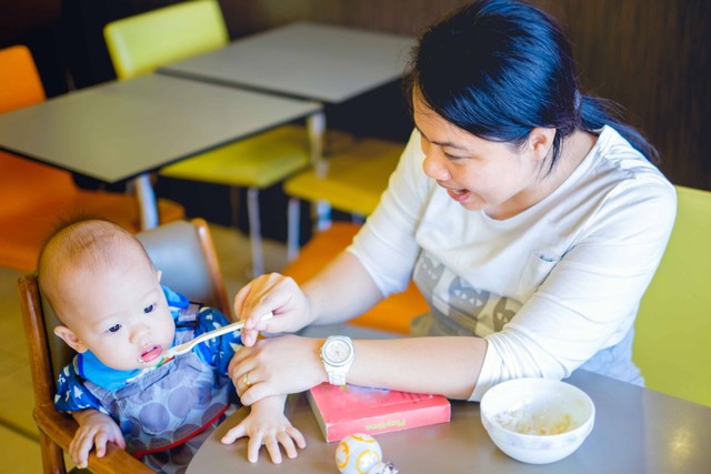 Ilustrasi bayi makan di restoran. Foto: Yaoinlove/Shutterstock