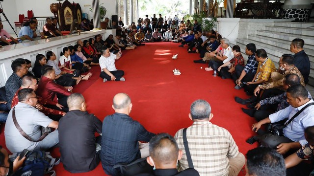 Gubernur Jateng Ganjar Pranowo menerima kunjungan para pendeta gereja di Maluku di Puri Gedeh, Kota Semarang pada Minggu (11/9/2022) sore. Foto: Dok. Istimewa