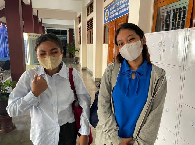 Rosalia Bhoki (kiri) dan Stephanie Rika Juwita (kanan), maba non-muslim Universitas Ahmad Dahlan (UAD) (Foto: Eka Marcella)