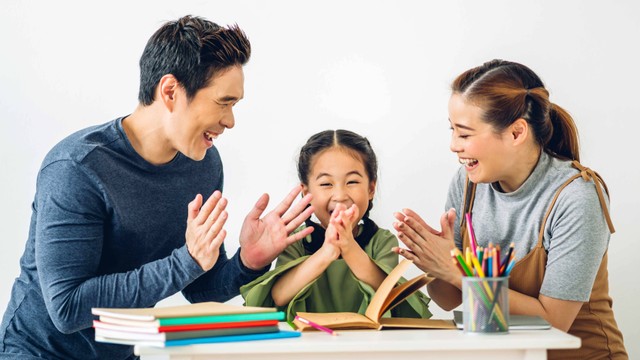 Ilustrasi anak belajar dengan orang tua. Foto: Art_Photo/Shutterstock
