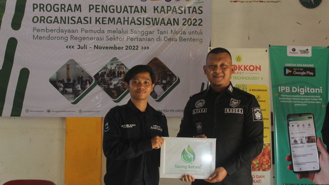 Foto bersama kepala Desa Benteng sebagai simbolis terbentuknya program Saung Astani di Desa Benteng, Bogor. Foto: PPK Ormawa DPM FEM