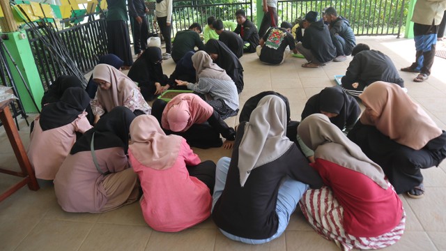 Kegiatan praktik langsung persiapan bahan tanam dengan menyemai tanaman sayur di rockwool. Foto: PPK Ormawa DPM FEM