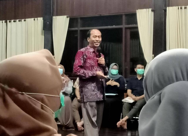 Rektor Umsida saat mengisi materi kegiatan baitul arqom (Dokumentasi Humas)