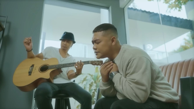 Adityo Prakoso Rilis Versi Akustik Single Dia atau Kamu Bersama Adit Element. Foto: YouTube/AP Entertainment