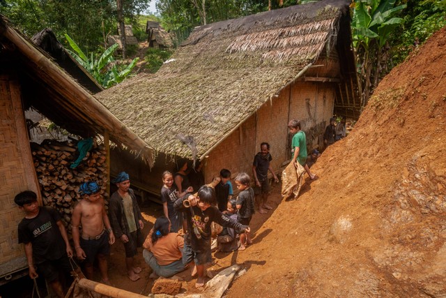 Warga Suku Baduy bergotong-royong untuk membersihkan sisa-sisa longsoran tanah di Desa Kanekes, Lebak, Banten, Senin (12/9/2022). Foto: Muhammad Bagus Khoirunas/ANTARA FOTO