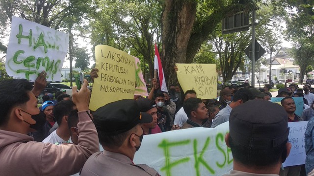 Masyarakat Desa Puding, Muaro Jambi, berunjuk rasa di Pengadilan Negeri Jambi/Yovy Hasendra