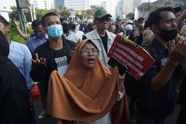 Sejumlah massa dari PA 212 demo menolak kenaikan harga BBM di kawasan Jakarta Pusat, Senin (12/9). Foto: Iqbal Firdaus/kumparan