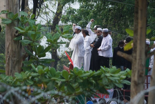 Sejumlah pimpinan PA 212 berorasi di depan massa demo menolak kenaikan harga BBM di kawasan Jakarta Pusat, Senin (12/9). Foto: Iqbal Firdaus/kumparan