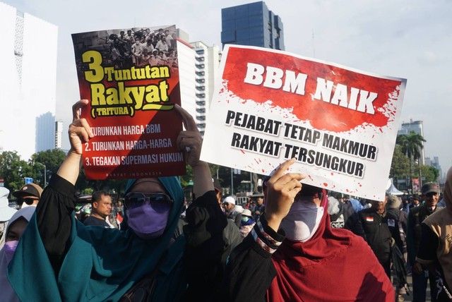 Sejumlah massa dari PA 212 demo menolak kenaikan harga BBM di kawasan Jakarta Pusat, Senin (12/9). Foto: Iqbal Firdaus/kumparan