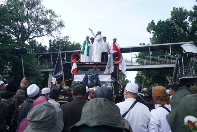 Sejumlah pimpinan PA 212 berorasi di depan massa demo menolak kenaikan harga BBM di kawasan Jakarta Pusat, Senin (12/9). Foto: Iqbal Firdaus/kumparan