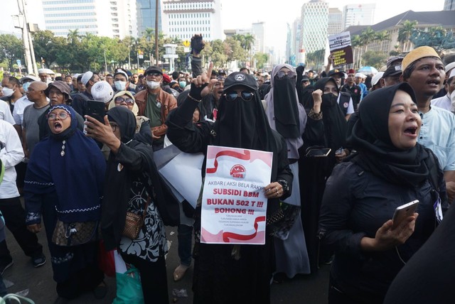 Sejumlah massa dari PA 212 demo menolak kenaikan harga BBM di kawasan Jakarta Pusat, Senin (12/9). Foto: Iqbal Firdaus/kumparan