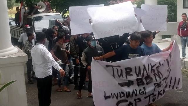 Warga Minahasa Selatan menggelar demo di depan kantor DPRD untuk meminta harga BBM turun serta adanya perlindungan untuk para petani Cap Tikus di daerah tersebut.