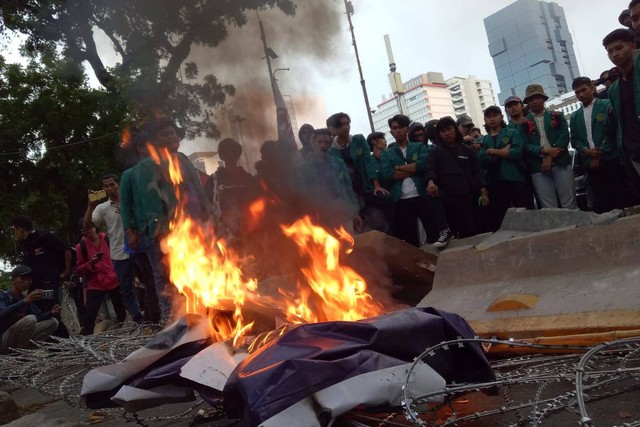 Mahasiswa dalam aksi demo di kawasan Patung Kuda sudah mulai membakar sisa poster-poster perlawanan mereka di atas kawat berduri yang sudah mereka robohkan, Senin (12/9). Foto: Ananta Erlangga/kumparan