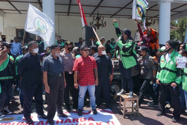 Massa driver ojek online (ojol) di Yogyakarta melakukan aksi demo di Gedung DPRD DIY, Senin (12/9/2022). Foto: Len/Tugu Jogja