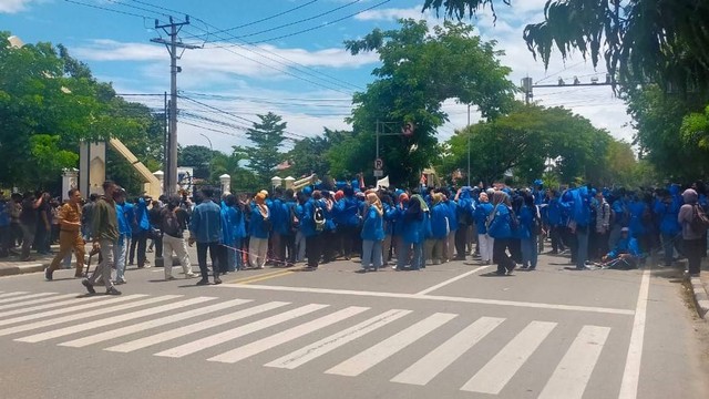 BEM Untad Palu saat demo di depan Kantor DPRD Sulteng, Jalan Samratulangi, Kota Palu, Sulawesi Tengah, Senin, 12 September 2022. Foto: Tim PaluPoso