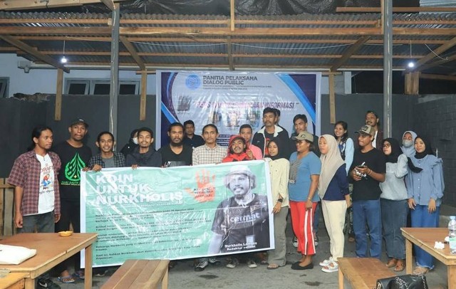 Ikatan Mahasiswa Ilmu Komunikasi Indonesia (IMIKI) Cabang Maluku Utara foto bersama di sela-sela diskusi publik bertajuk 'pers dan keterbukaan informasi' di warung kopi Sabeba, Ternate. Foto: Istimewa