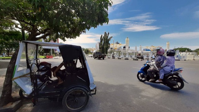 Tukang becak mangkal di sisi Masjid Raya Baiturrahman, Banda Aceh. Foto: Habil Razali/acehkini 