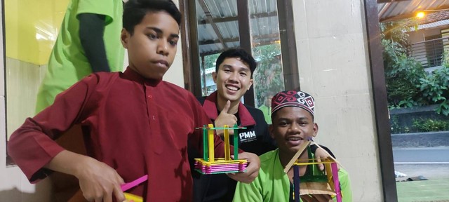 Hasil Karya Anak-anak Panti Menggunakan Stik Es Krim. Foto: PMM KELOMPOK 79 GELOMBANG 9 UNIVERSITAS MUHAMMADIYAH MALANG