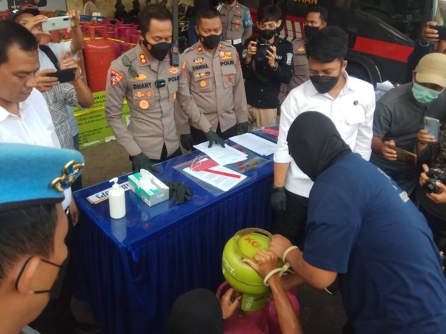 Sat Reskrim Polres Kuningan, Polda Jabar, berhasil mengungkap kasus pengoplosan gas elpiji bersubsidi di Kabupaten Kuningan, Jabar. (Andri)