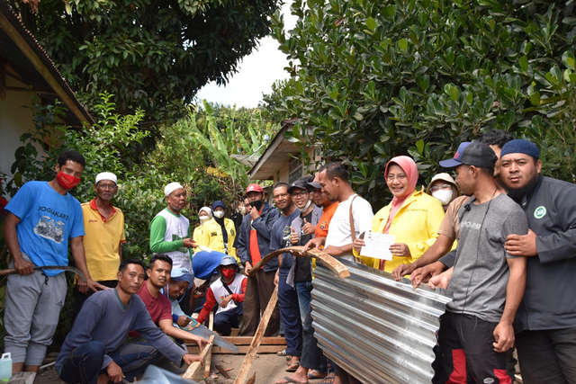 Dr. Retno Lestari, ketua Tim Pengmas bersama warga Desa Sembalun bersiap membangun Depot Pupuk Cair. Foto: Dok. Pribadi