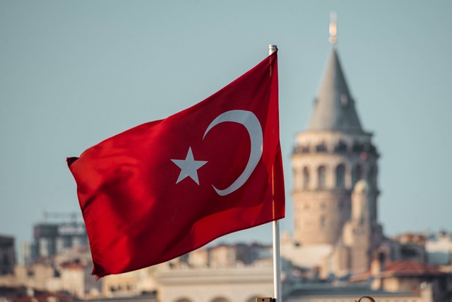 Bendera Turki yang berkibar di Kota Istanbul, Turki (20/10/2021). Foto: Imad Alassiry/Unsplash