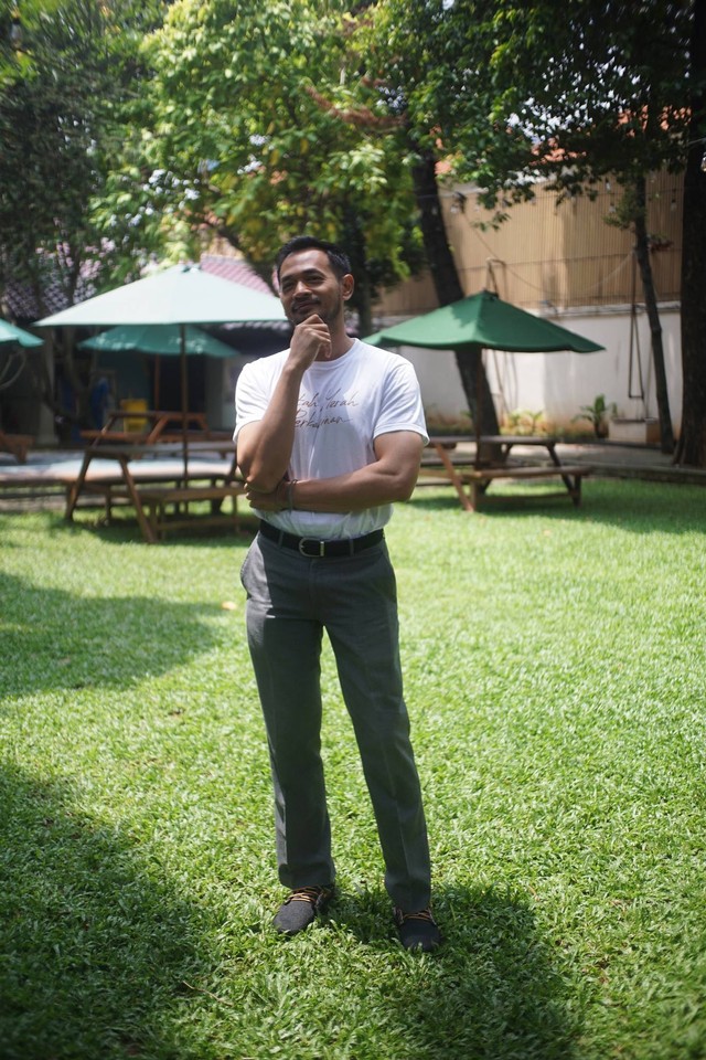 Pemeran film Noktah Merah Perkawinan, Oka Antara, saat berkunjung ke kantor kumparan. Foto: Iqbal Firdaus/kumparan