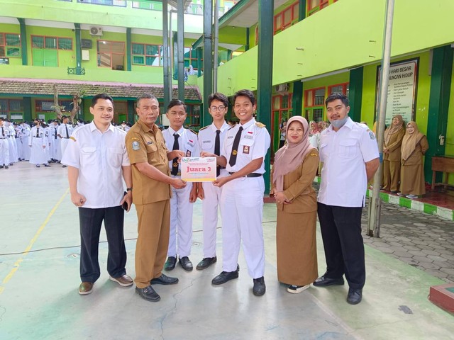 Penyerahan penghargaan Juara III Web Programing di Politeknik Negeri Jember oleh Kepala Sekolah SMKN 1 Turen. Foto / dok