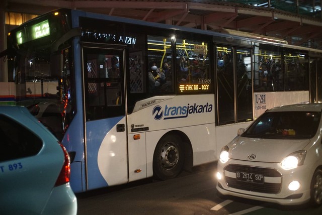 Bus Transjakarta melintas di kawasan Bundaran Hotel Indonesia (HI), Jakarta, Senin (12/9) malam.  Foto: Iqbal Firdaus/kumparan