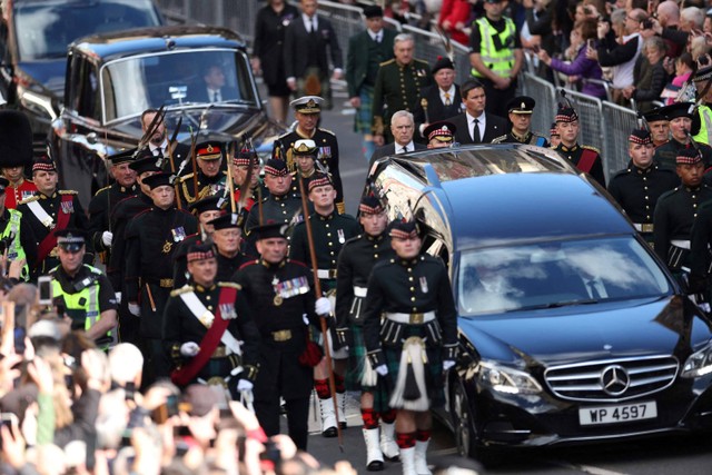 Raja Charles III, Putri Anne, Pangeran Andrew dan Pangeran Edward mengikuti mobil jenazah yang membawa peti mati Ratu Elizabeth II menuju Katedral St. Giles di Edinburgh, Skotlandia. Foto: Carl Recine/REUTERS