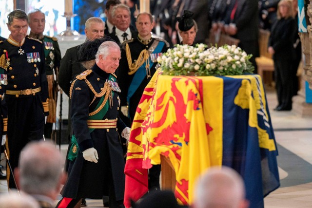Raja Charles III berjalan di dekat peti mati Ratu Elizabeth II selama Kebaktian Doa dan Refleksi di Katedral St Giles, Edinburgh, Skotlandia.  Foto: Jane Barlow/Pool via REUTERS