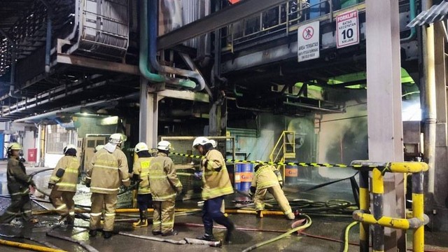 Kebakaran yang melanda bangunan pabrik di Jalan Raya Bekasi KM 24, Kelurahan Ujung Menteng, Kecamatan Cakung, Jakarta Timur. Foto: Instagram/@humasjakfire