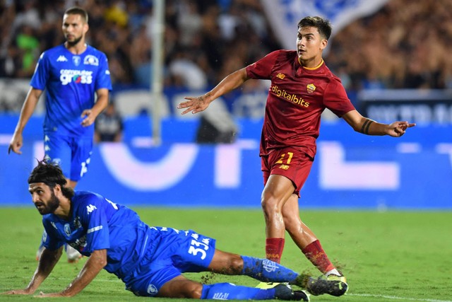 Pemain AS Roma Paulo Dybala menendang bola ke arah gawang Empoli pada pertandingan lanjutan Liga Italia di Stadio Carlo Castellani, Empoli, Italia.  Foto: Jennifer Lorenzini/REUTERS